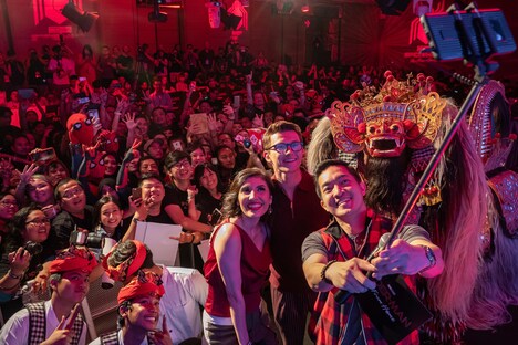 インドネシア・バリ島のファンとともに写真に収まるトム・ホランド。