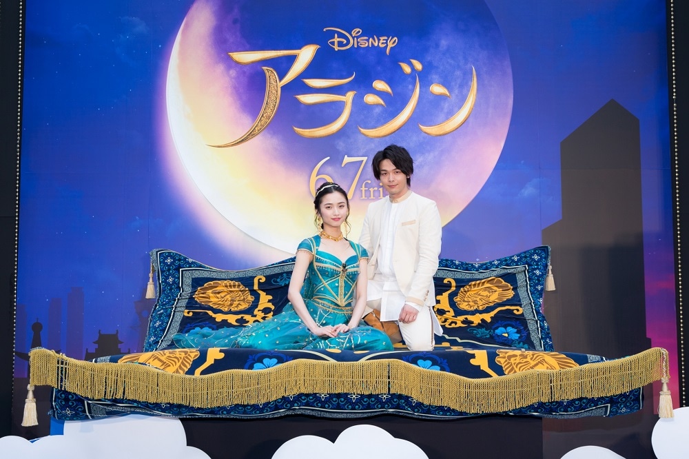左から木下晴香、中村倫也。
