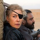 ロザムンド・パイクが眼帯姿で実在の戦場記者演じる「プライベート・ウォー」公開