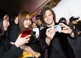 ファンとともにセルフィーを撮影するエヴァン・ピーターズ（右）。
