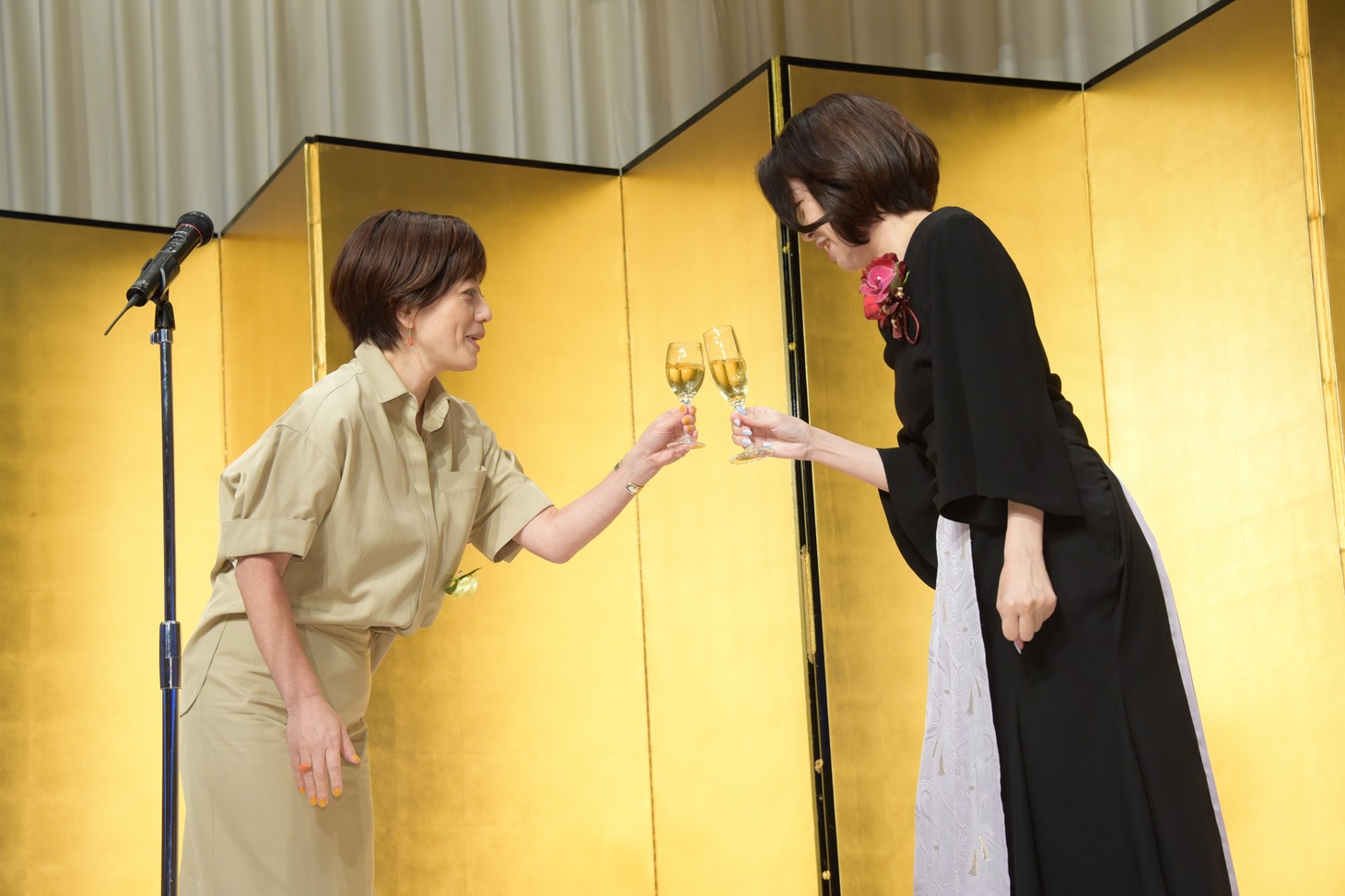 左から磯山晶、野木亜紀子。