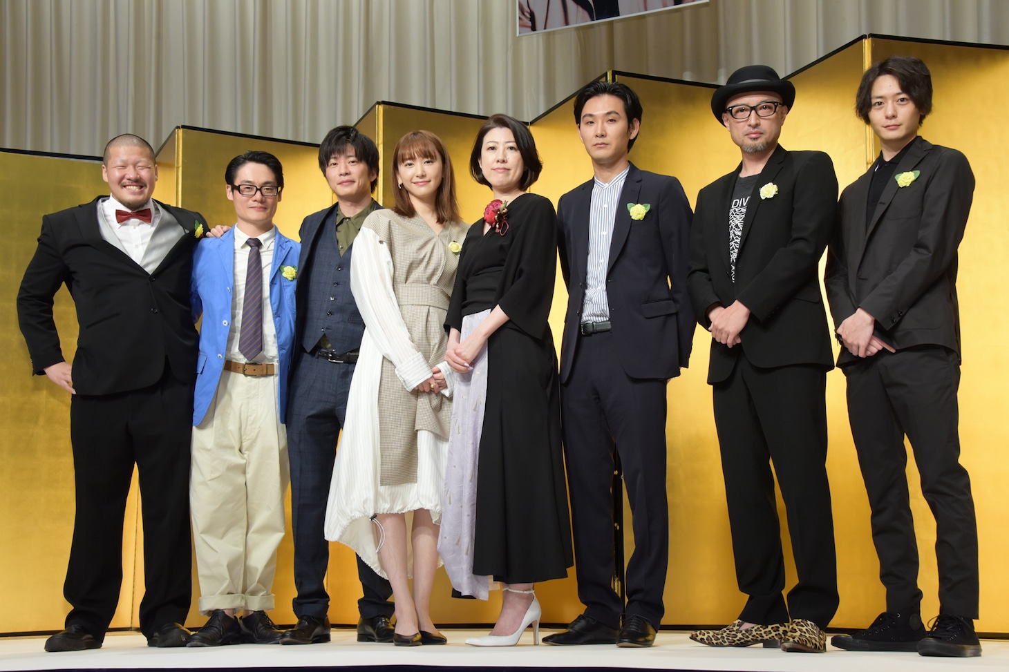 左から一ノ瀬ワタル、近藤公園、田中圭、新垣結衣、野木亜紀子、松田龍平、山内圭哉、犬飼貴丈。