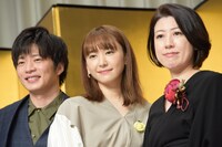 左から田中圭、新垣結衣、野木亜紀子。