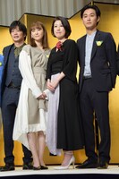 左から田中圭、新垣結衣、野木亜紀子、松田龍平。