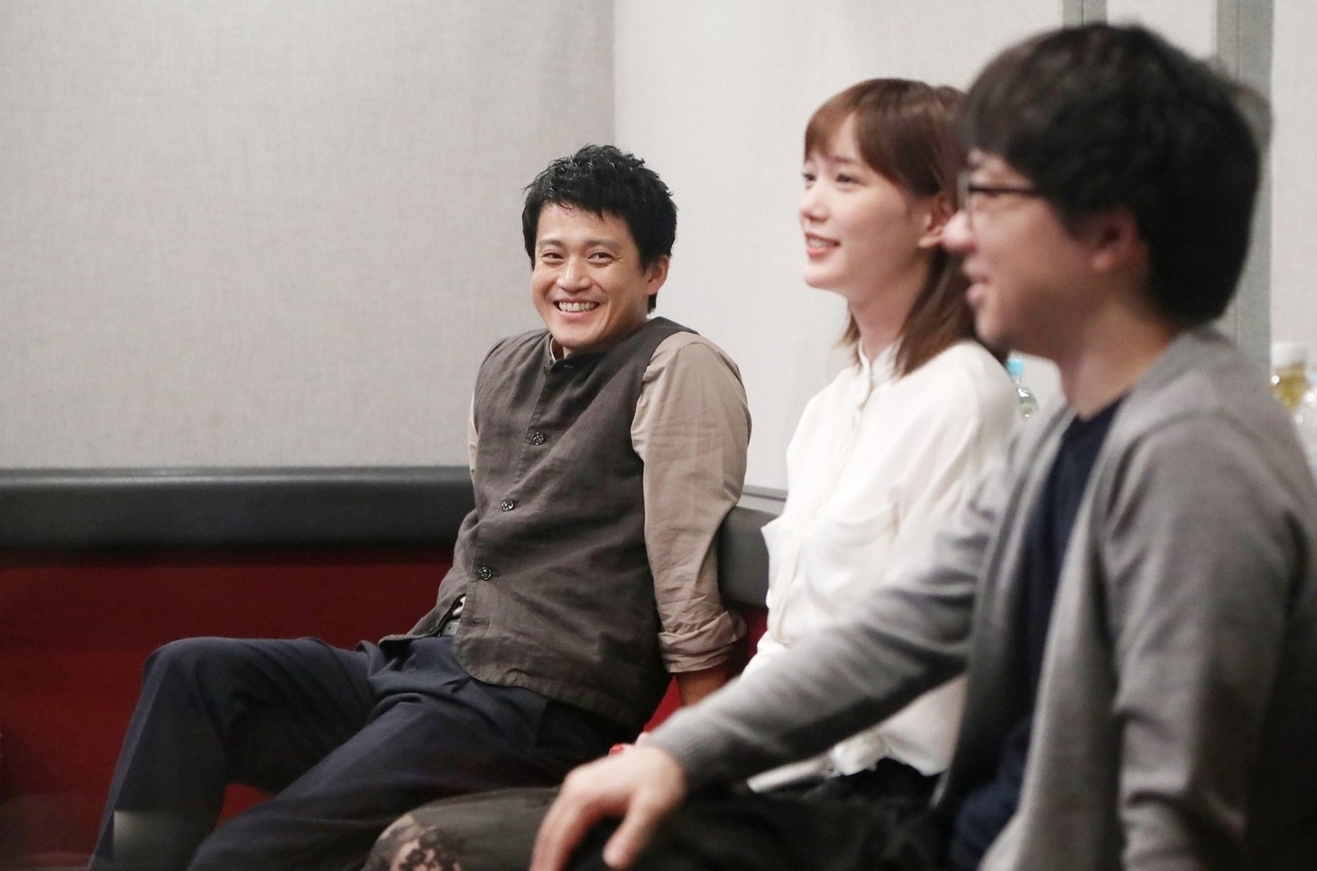 奥から小栗旬、本田翼、新海誠。