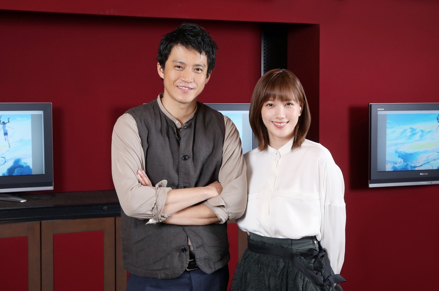 左から小栗旬、本田翼。