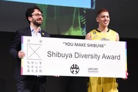 Shibuya Diversity Awardを受賞したヴィト・パルミエリ（左）と、プレゼンターのベンドラメ礼生（右）。