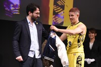 Shibuya Diversity Awardを受賞したヴィト・パルミエリ（左）と、プレゼンターのベンドラメ礼生（右）。