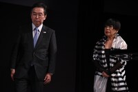 観光映像大賞プレゼンターの田端浩（左）とコシノジュンコ（右）。