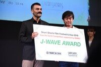 地球を救え！部門でJ-WAVEアワードを受賞したディミトリス・ゴツィス（左）。