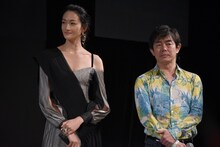 地球を救え！部門審査員の冨永愛（左）と宮沢和史（右）。