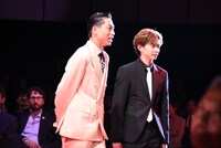 レッドカーペットを歩くAKIRA（左）と佐藤大樹（右）。