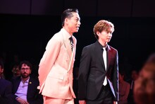 レッドカーペットを歩くAKIRA（左）と佐藤大樹（右）。