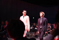 レッドカーペットを歩くAKIRA（左）と佐藤大樹（右）。