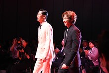 レッドカーペットを歩くAKIRA（左）と佐藤大樹（右）。