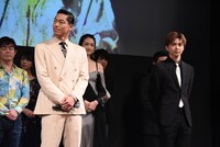 前列左からAKIRA、佐藤大樹。