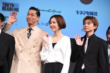 左からAKIRA、木村佳乃、佐藤大樹。