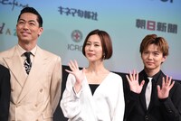 左からAKIRA、木村佳乃、佐藤大樹。