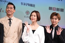 左からAKIRA、木村佳乃、佐藤大樹。
