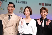 左からAKIRA、木村佳乃、佐藤大樹。