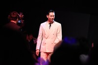 レッドカーペットを歩くAKIRA。