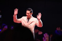 レッドカーペットを歩くAKIRA。