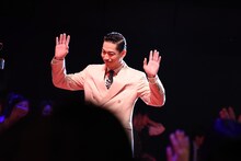 レッドカーペットを歩くAKIRA。