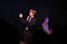 レッドカーペットを歩く佐藤大樹。