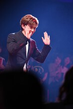 レッドカーペットを歩く佐藤大樹。