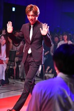 レッドカーペットを歩く佐藤大樹。