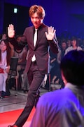 レッドカーペットを歩く佐藤大樹。