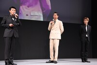 左から別所哲也、AKIRA、佐藤大樹。