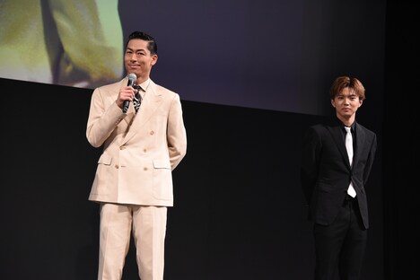 左からAKIRA、佐藤大樹。