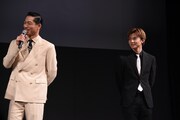 左からAKIRA、佐藤大樹。