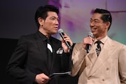 左から別所哲也、AKIRA。