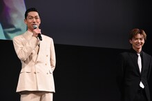 左からAKIRA、佐藤大樹。