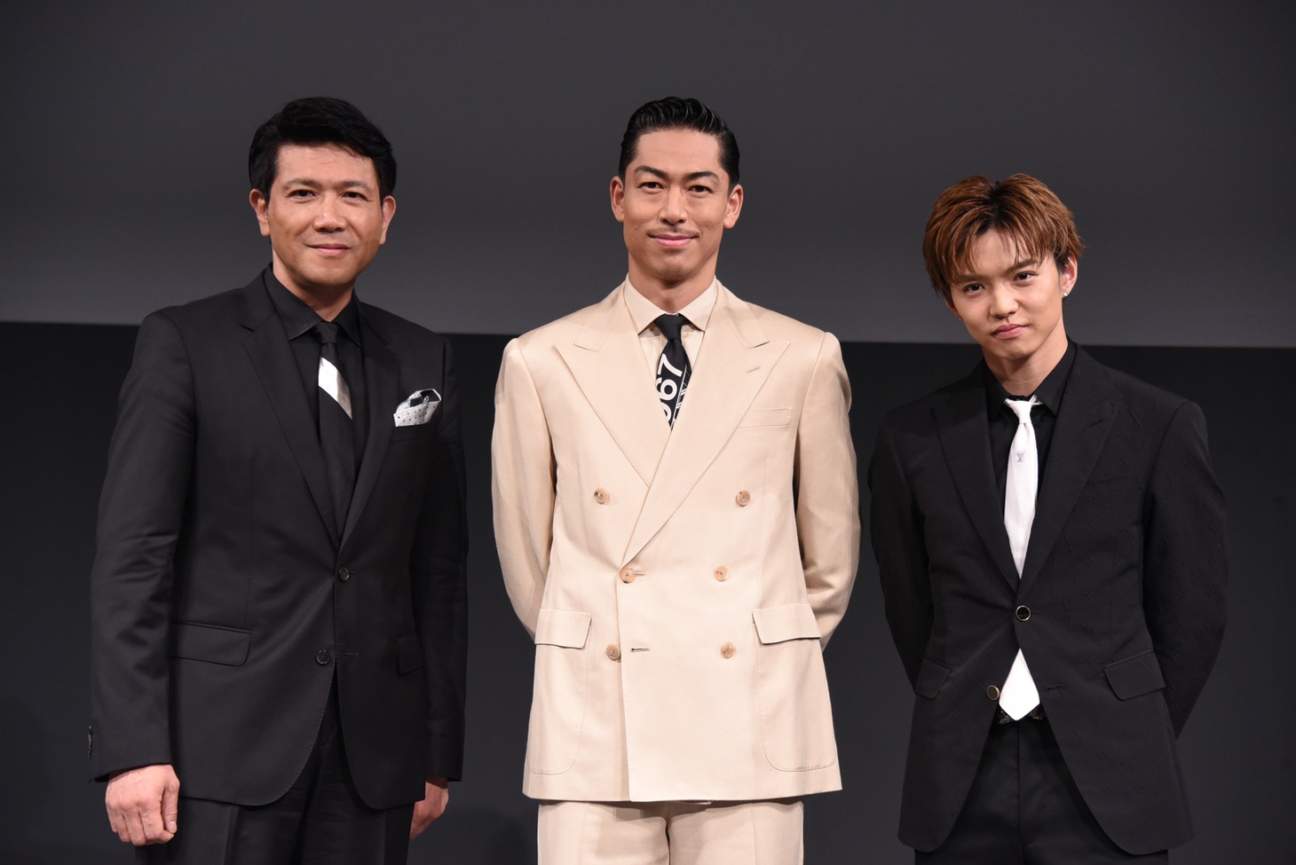 左から別所哲也、AKIRA、佐藤大樹。
