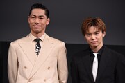 左からAKIRA、佐藤大樹。