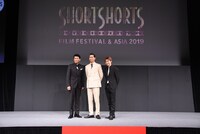 左から別所哲也、AKIRA、佐藤大樹。