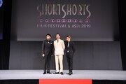 左から別所哲也、AKIRA、佐藤大樹。