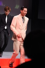 レッドカーペットを歩くAKIRA。