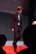 レッドカーペットを歩く佐藤大樹。