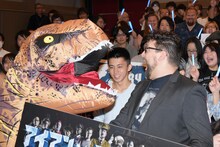 恐竜を威嚇するティモ・ヴオレンソラ。