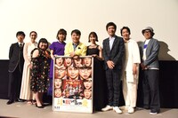 「耳を腐らせるほどの愛」完成披露上映会にて、左から菅原永二、長井短、信江勇、山谷花純、井上裕介、森川葵、村田秀亮、石田明、豊島圭介。