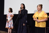 左からchay、三吉彩花、やしろ優。