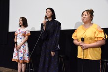 左からchay、三吉彩花、やしろ優。