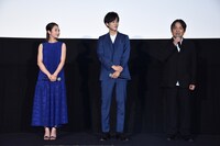 左から木村文乃、松坂桃李、本木克英。