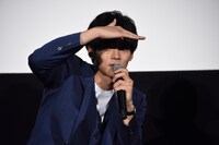 悩み相談のある観客を探す松坂桃李。