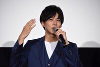 「日中、頭の中が異次元に行ってしまう」という悩み相談への回答を示す松坂桃李。