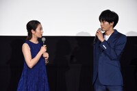 左から木村文乃、松坂桃李。